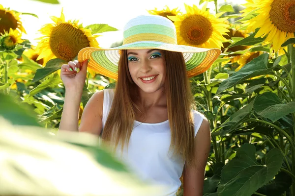 Beatiful girl in sunflowers field — Stock Photo, Image