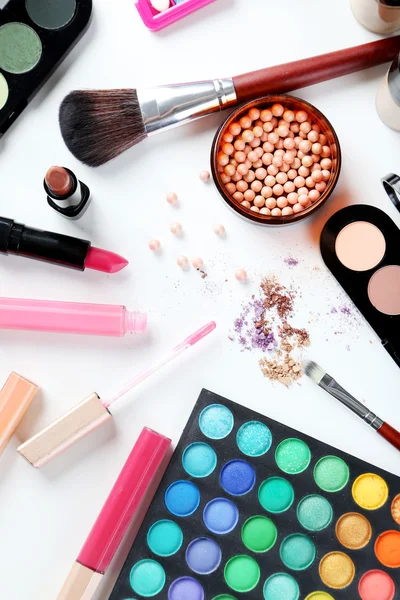 Štětec make-up a kosmetiku na bílém pozadí — Stock fotografie