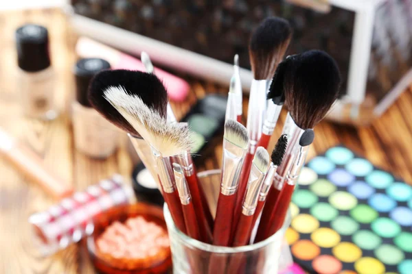 Make-up kartáče a kosmetika — Stock fotografie