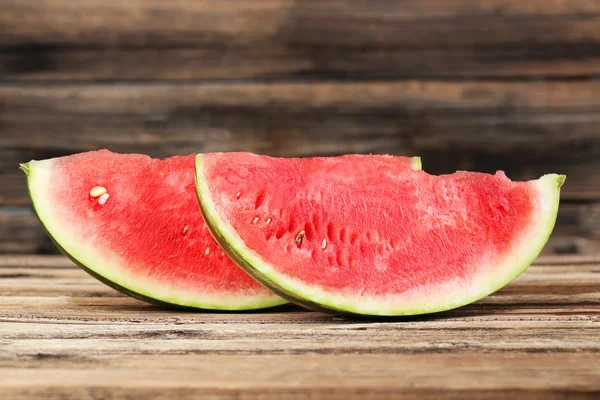 Smakrik vattenmelon på trä bakgrund — Stockfoto