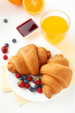 Lezzetli taze kruvasanlar çilek ile