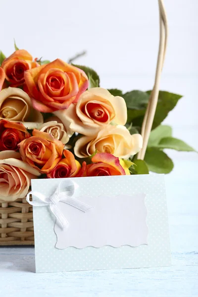 Bouquet of orange roses in basket — Stock Photo, Image