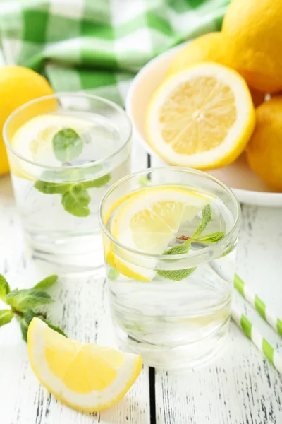 Limonada fresca com limões — Fotografia de Stock