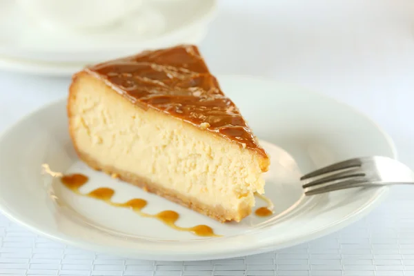 Vers en smakelijk karamel cheesecake — Stockfoto