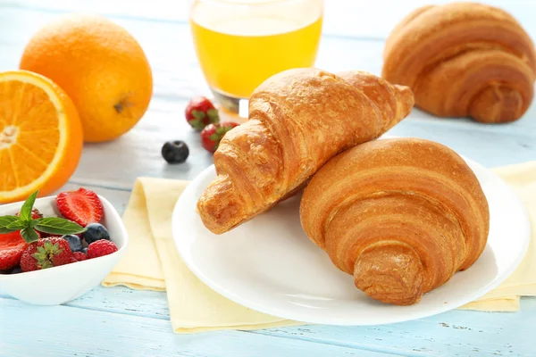 Croissants saborosos frescos com bagas — Fotografia de Stock