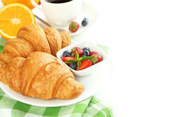 Croissants saborosos frescos com bagas — Fotografia de Stock