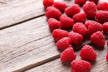 Ahududu ahşap zemin üzerinde