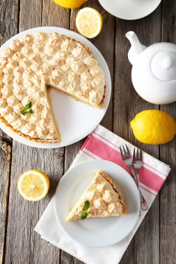 Limon kremalı pasta plaka üzerinde