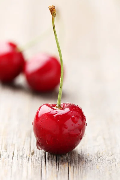 Cerises douces sur fond en bois — Photo