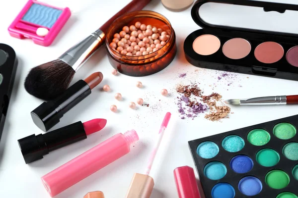 Cepillo de maquillaje y cosméticos — Foto de Stock