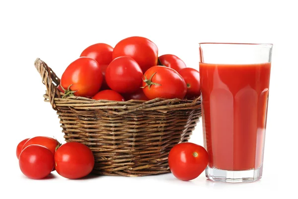 Tomates vermelhos frescos na cesta — Fotografia de Stock
