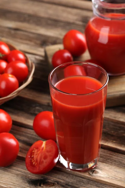 Tomates vermelhos frescos e sumo de tomate — Fotografia de Stock