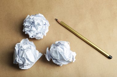 Buruşuk kağıt topları ile kalem