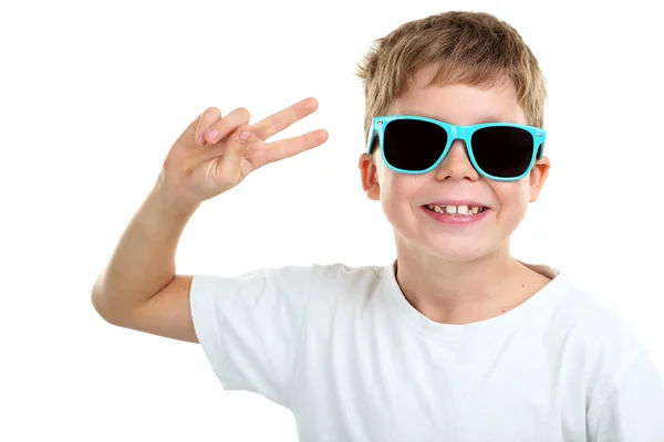 Портрет щасливого маленького хлопчика з сонцезахисними окулярами — стокове фото