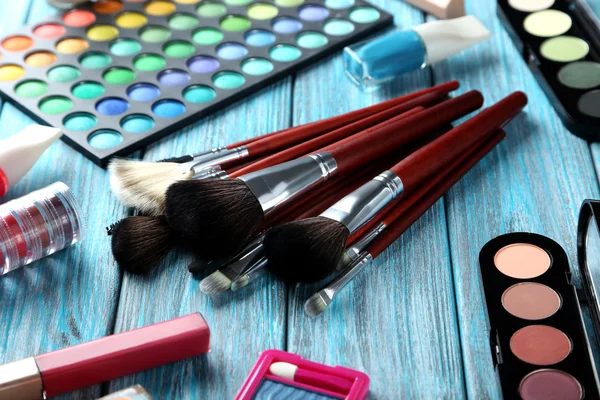 Pinceles de maquillaje y cosméticos — Foto de Stock