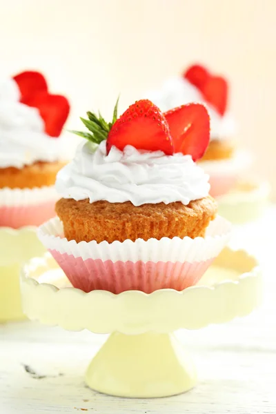 Tasty cupcake with strawberries — Stock Photo, Image