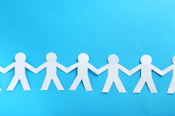 Бумажные люди на синем фоне
