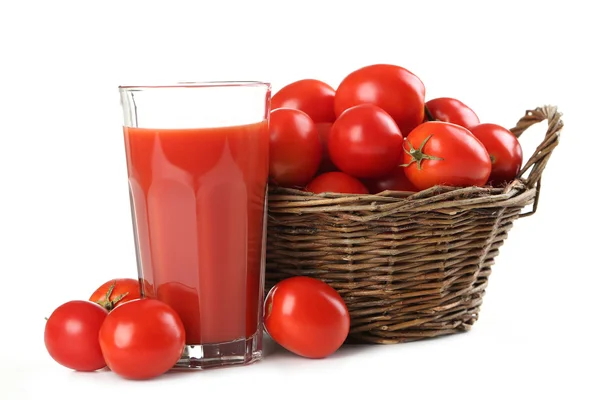 Tomaten im Korb und Tomatensaft — Stockfoto