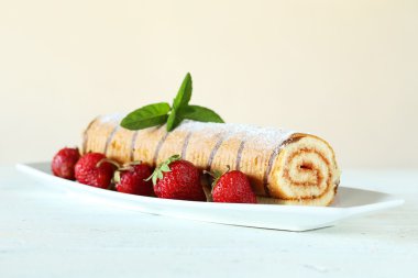 Taze çilek pasta plaka üzerinde