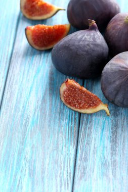 Tahta bir masada taze incir