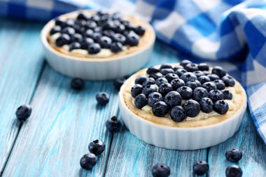 Ahşap masa üzerinde üzümlü tart