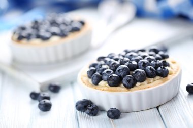 Ahşap masa üzerinde üzümlü tart