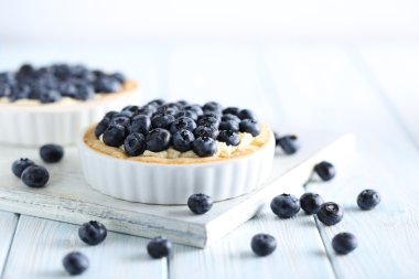 Ahşap masa üzerinde üzümlü tart