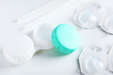 Kontakt lens solüsyonu ile kapsayıcısında