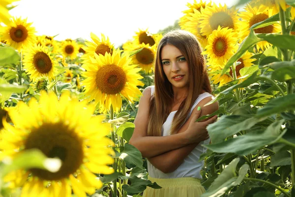 Hermosa chica en el campo de girasoles — Foto de Stock