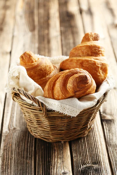 Smakelijke croissants in mand — Stockfoto