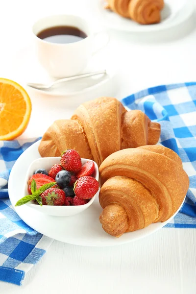 Croissants saborosos frescos com bagas — Fotografia de Stock