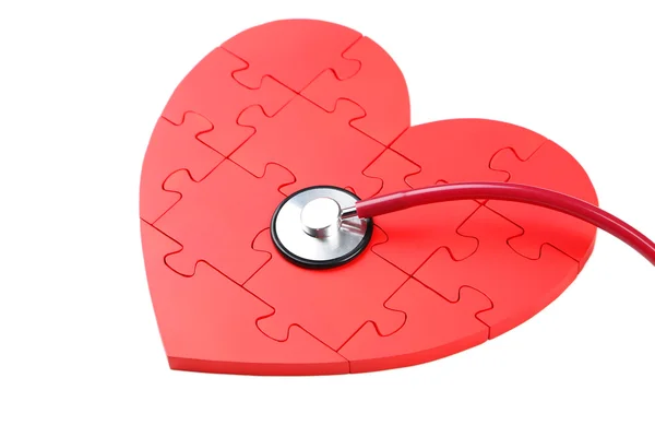 Rode puzzel hart met stethoscoop — Stockfoto