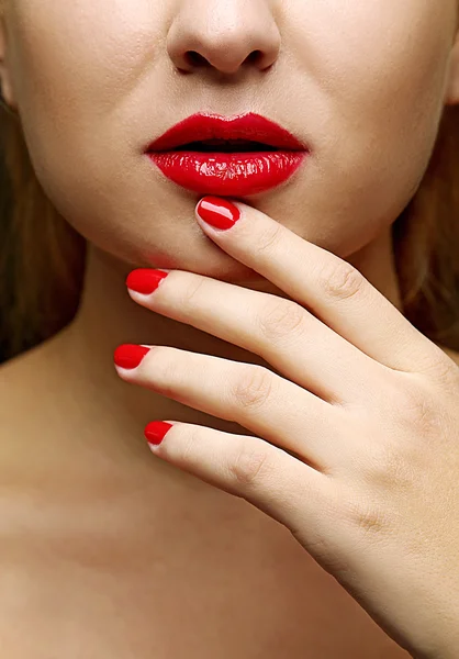 Hermosa modelo con maquillaje, labios rojos y manicura — Foto de Stock