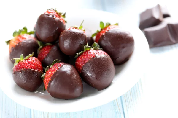 Fresas frescas bañadas en chocolate negro —  Fotos de Stock