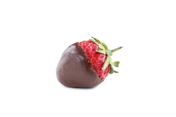 Čerstvé jahody namočené v tmavé čokoládě — Stock fotografie