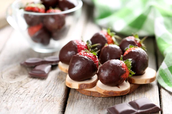 Färska jordgubbar doppade i mörk choklad — Stockfoto