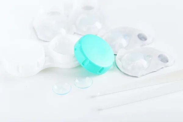 Kontaktlinser i behållare med lösning — Stockfoto