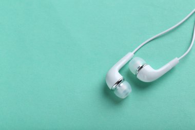 Kağıt arka plan üzerinde kulaklık