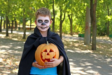 Küçük çocuk içinde halloween kılık