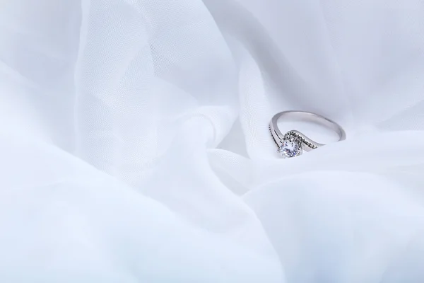 Anillo de diamantes en blanco — Foto de Stock