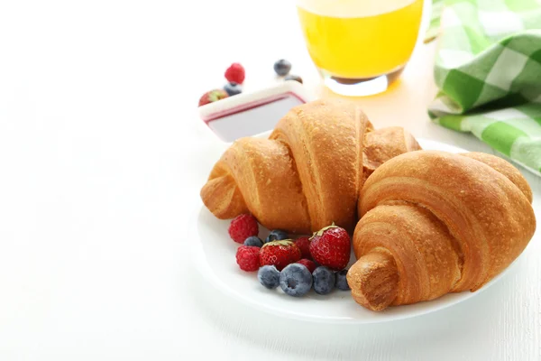 Croissants saborosos frescos com bagas — Fotografia de Stock