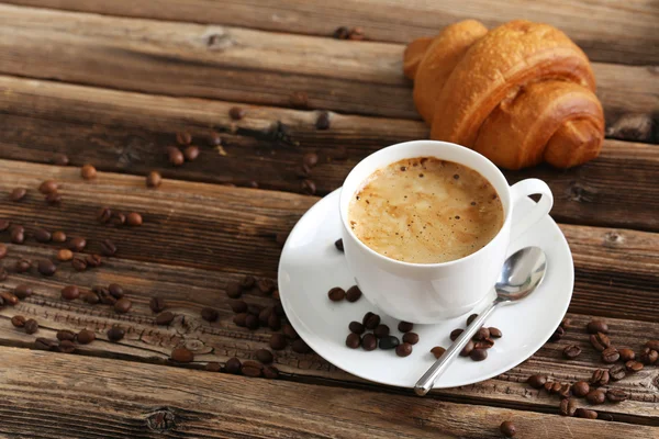 Croissant delicioso com xícara de café — Fotografia de Stock
