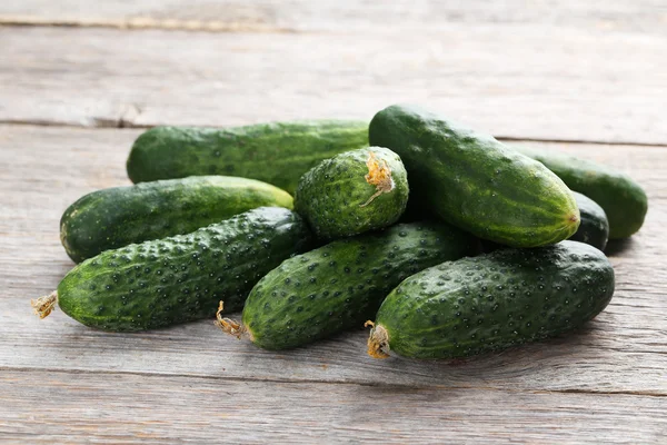 Frische Gurken auf grau — Stockfoto