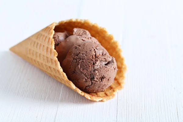 Cono de gofre con helado de chocolate —  Fotos de Stock