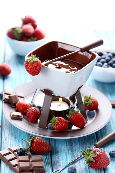 Chocolade fondue met verse bessen — Stockfoto