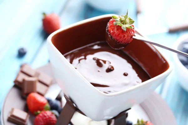 Fonduta di cioccolato con bacche fresche — Foto Stock
