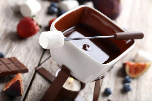 Čokoládové fondue s čerstvým ovocem — Stock fotografie
