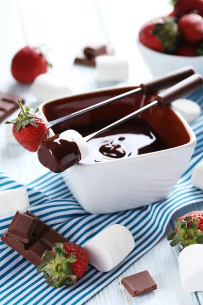 Chocolade fondue met verse bessen — Stockfoto