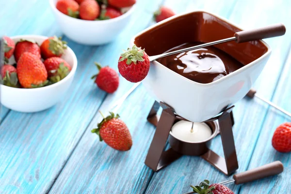 Chocolade fondue met verse bessen — Stockfoto