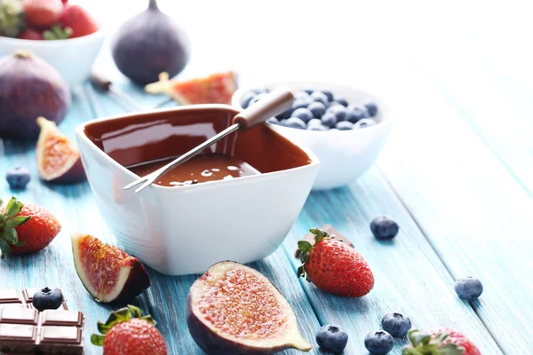 Chocolade fondue met verse bessen — Stockfoto